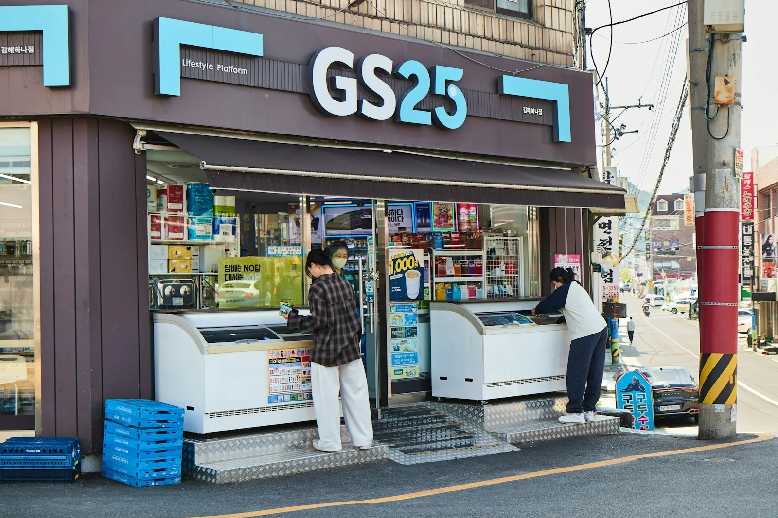 Korea MVNO alttelpon for foreigners — a GS25 convenience store in Korea where prepaid SIMs are sold