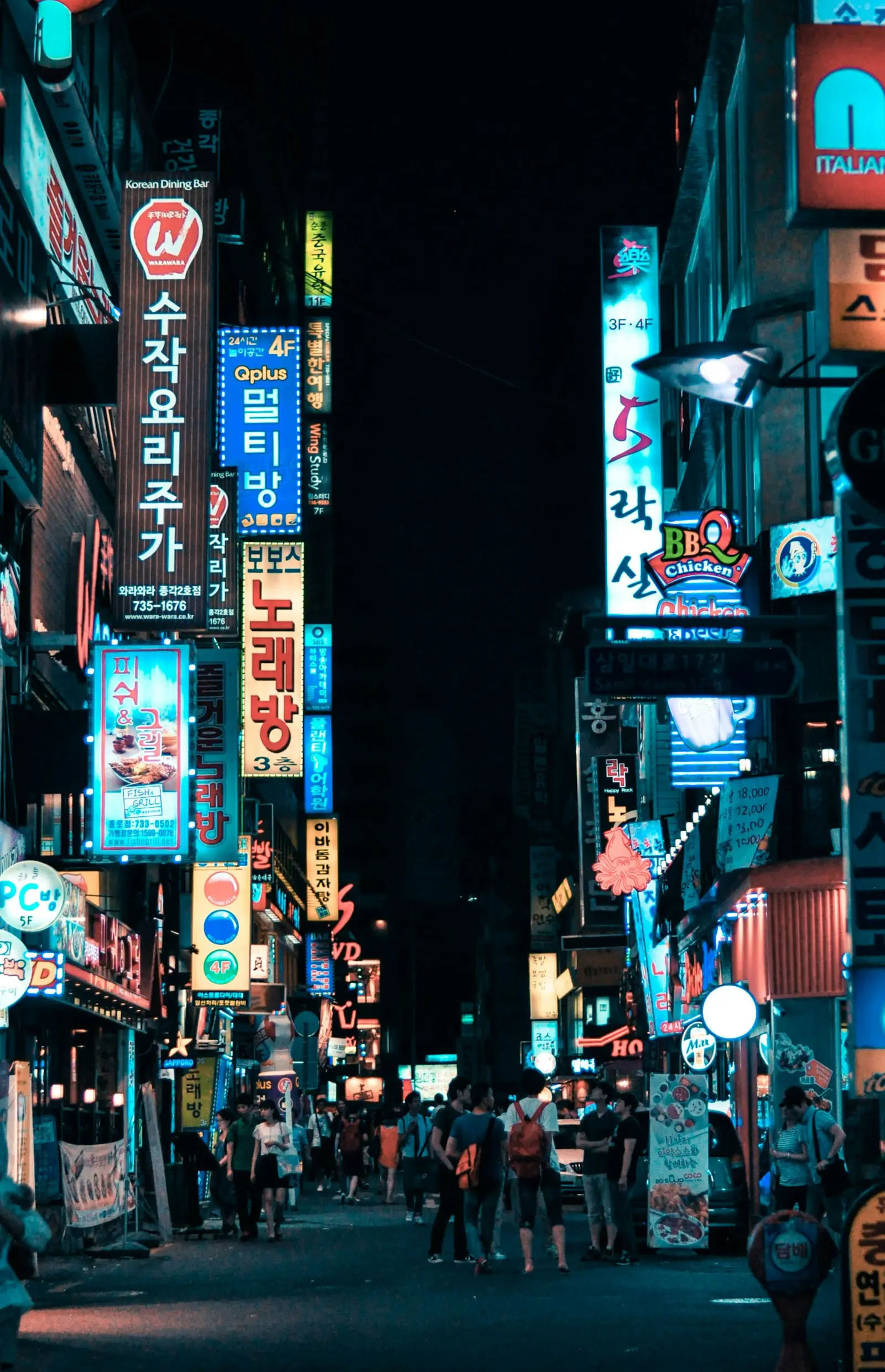 A young traveler checking their phone on a Seoul subway platform